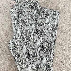 𝅺philosophy Women’s Snakeskin‎ Pants Size 4P